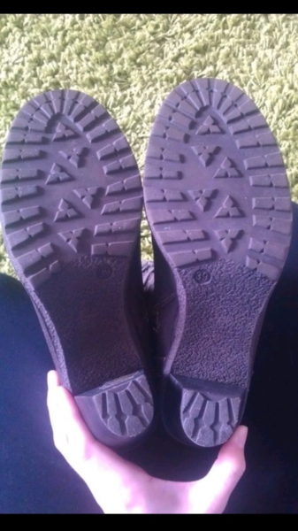 braune Winterstiefel mit Schnürung