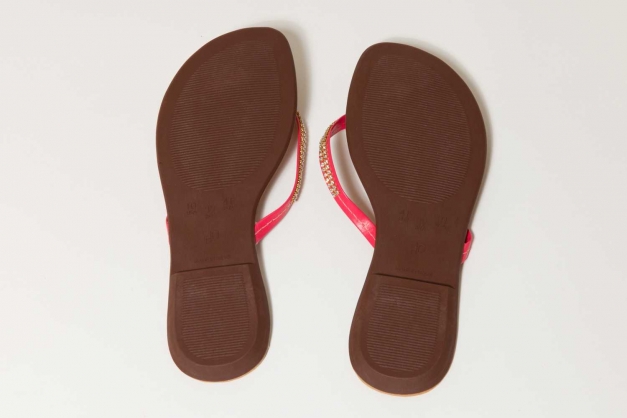 Sandalen mit Strasssteinbesatz in Koralle