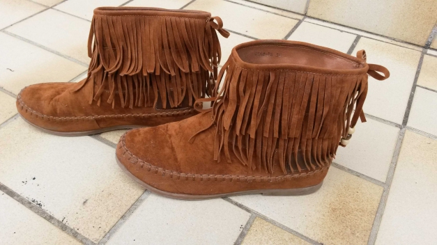 Stylische Mokassins mit Holzperlen