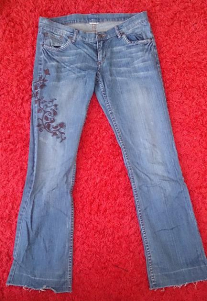 bootcut Jeans mit Blütenstickerei