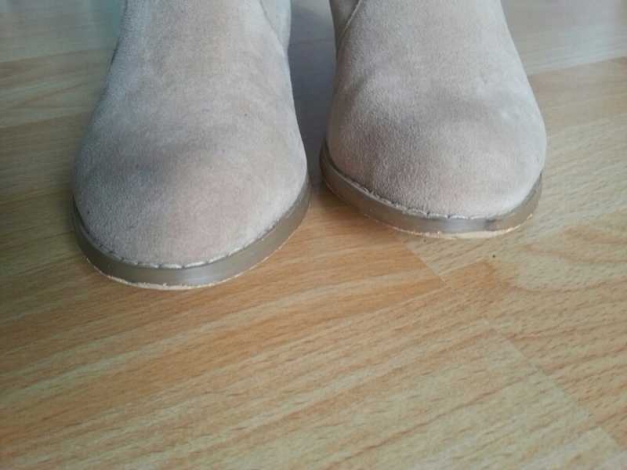 Beigefarbene Stiefel Stiefeletten Cowboy mit Absatz