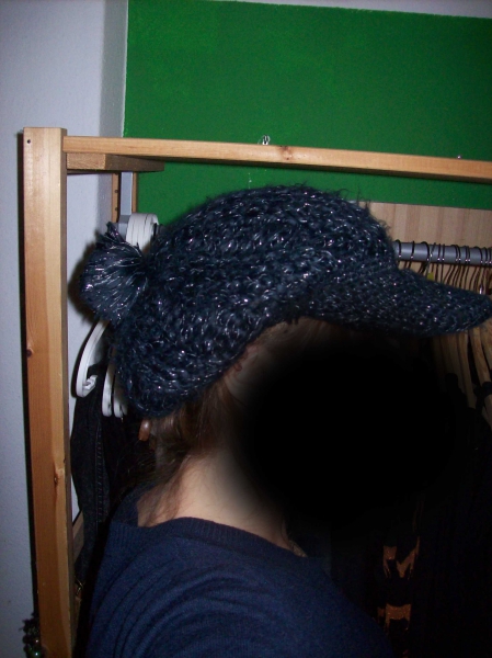Lässiges Strickcap mit Bommel