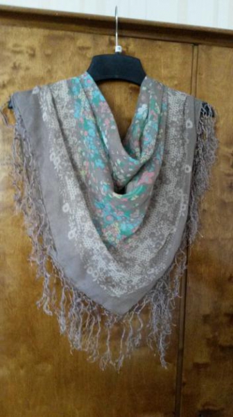 Schickes Halstuch mit Fransen