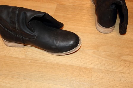 selten getragene schwarze Übergangsstiefel