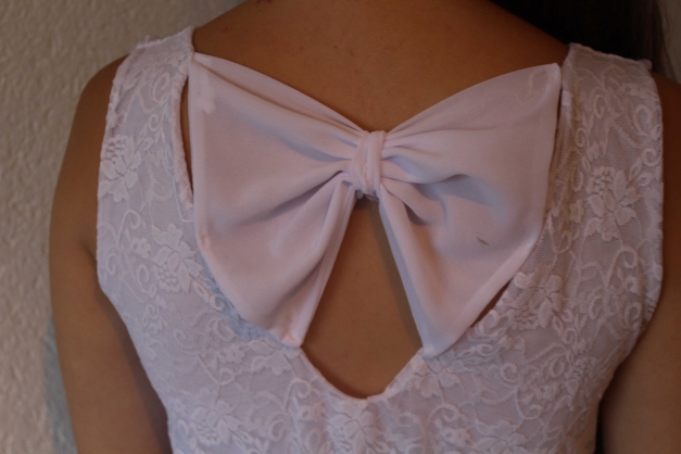 Kleid weiß mit Spitze schleife am Rücken