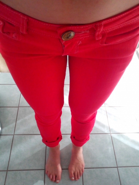 Schöne rote Jeans