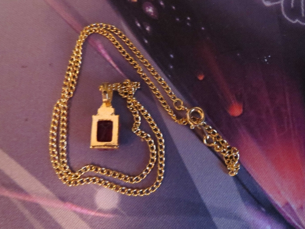 4 Teile: Kette, Anhänger, Ring und Ohrstecker