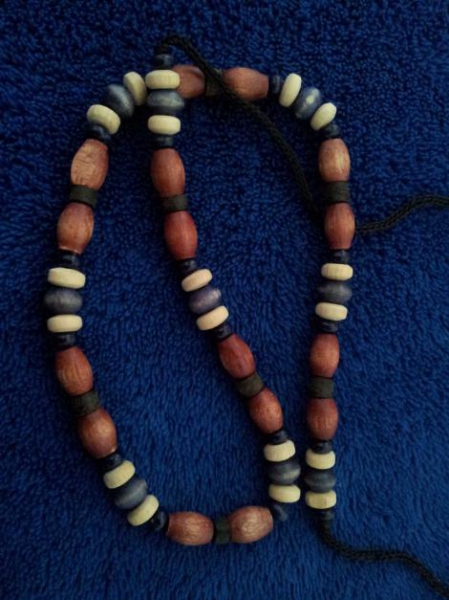  Kette aus Holzperlen zu umbinden