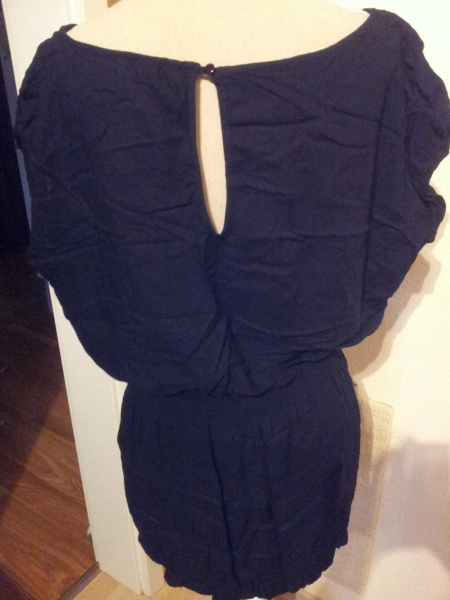 schlichtes schwarzes Kleid