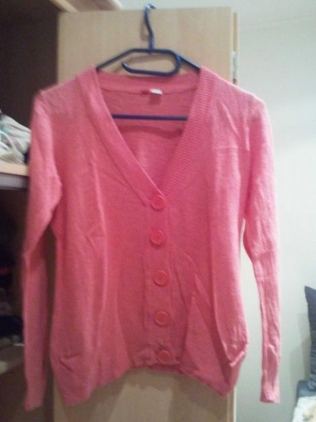 lachs farbende Strickjacke