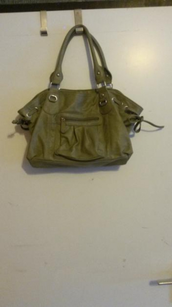 dunkelgrüne Tasche aus Lederimitat