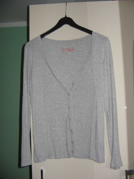 graue Strickjacke