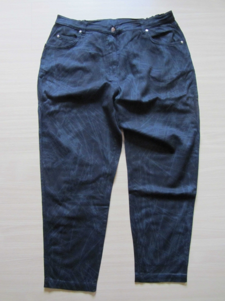 Hose in schwarz mit Muster