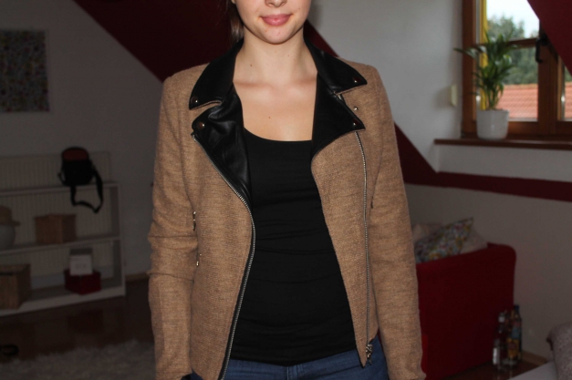 Braune Jacke mit Lederdetails
