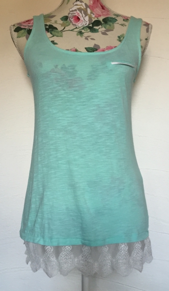 Mintgrünes Top mit Spitze