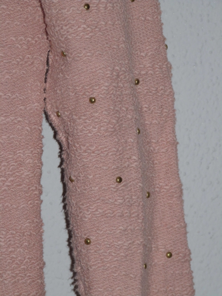 Rosa Pulli mit Goldverzierung