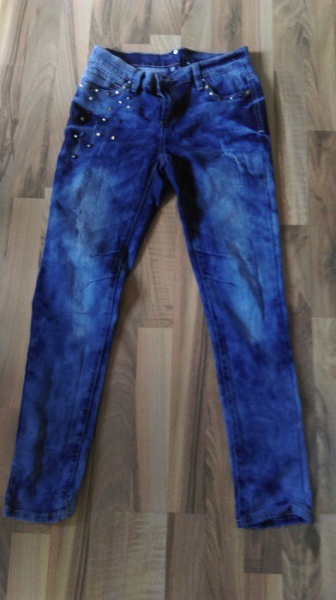 Röhrenjeans im Usedlook mit Nieten