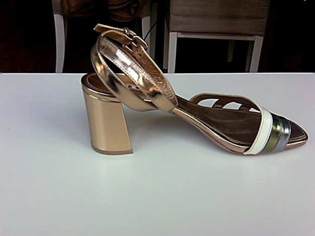 Goldene ungetragene Pradaschuhe 