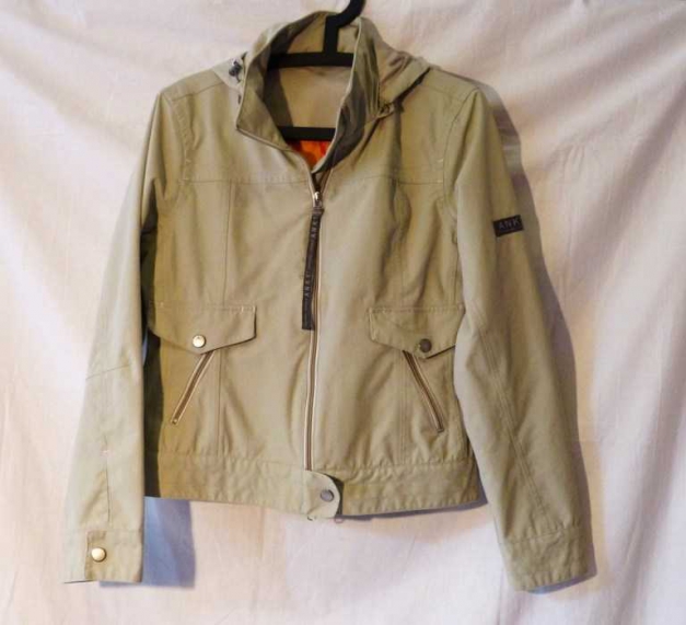 wunderschöne beige-grüne Übergangsjacke