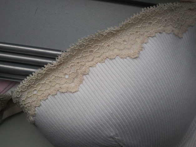 weißer BH mit beiger Spitze