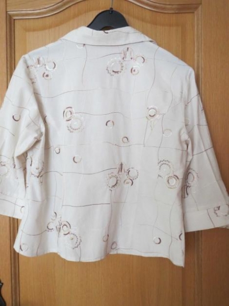 Bluse, Gr.42/M, 3/4 Arm, bestickt, beige