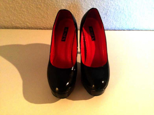 Tolle schwarze Plateau-Heels in 40