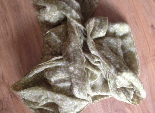 Grün- beige gepunktetes Tuch