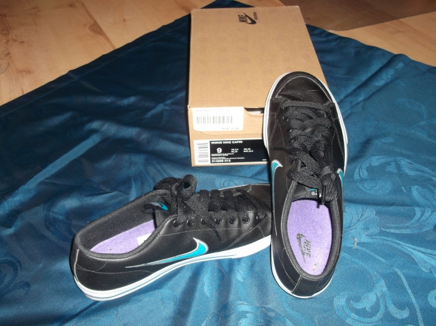 nagelneue.!! Nike Schuhe Gr.40 in schwarz,blau