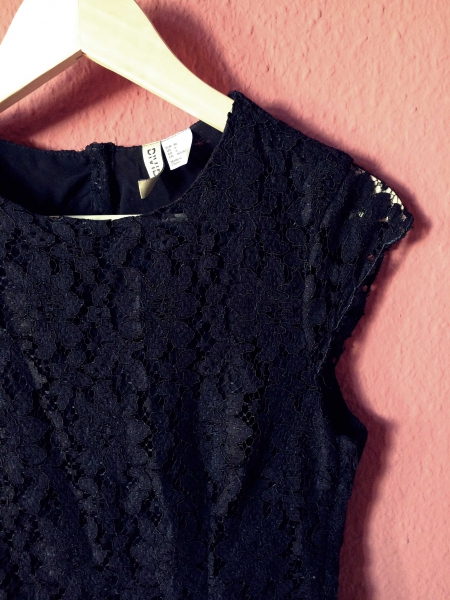 Schwarzes Spitzenkleid