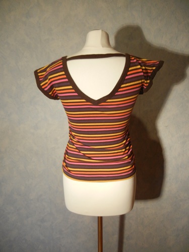 bunt gestreiftes T-Shirt mit Rückenausschnitt