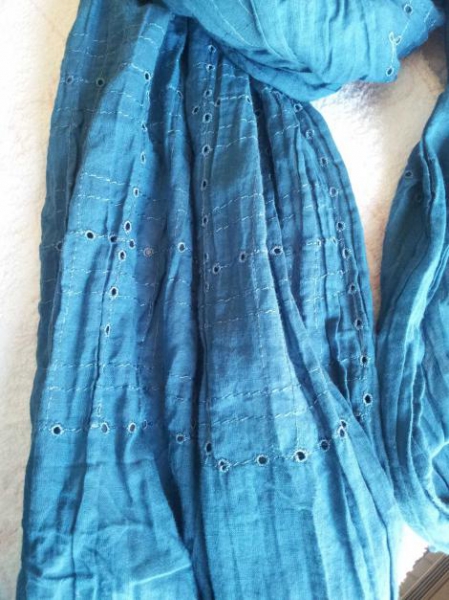 Petrolfarbenes Tuch mit Lochmuster