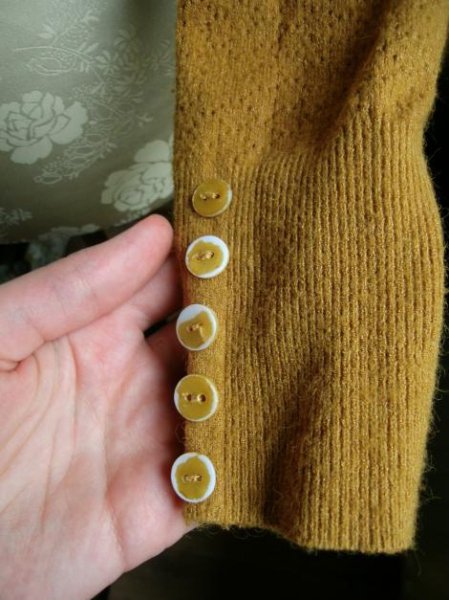 Cardigan Strickjacke kurz mit Lochmuster curry gelb