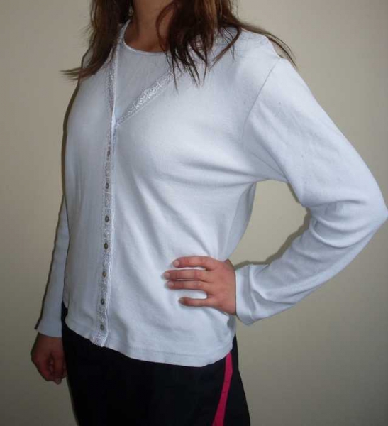 zartblauer cardigan mit eingenähtem shirt