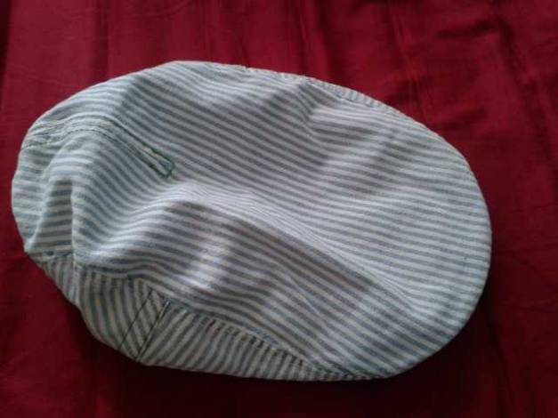 Blau-weiß gestreißte Schiebermütze mit Neon-Details  