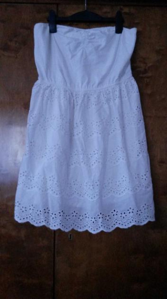 Süßes, schulterfreies Kleid mit Lochmuster