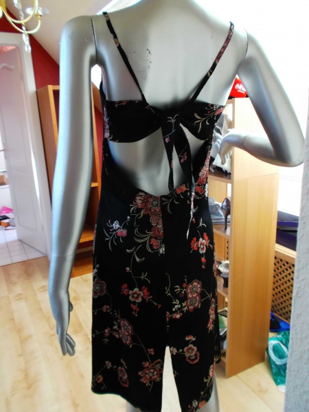 Nicowa Partykleid Rückenausschnitt Blumen glänzend