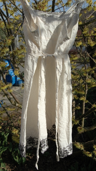 weißes Sommerkleid mit Blumenstickerei