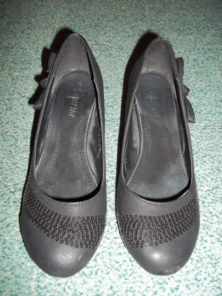 Pumps mit Pailletten und Keilabsatz