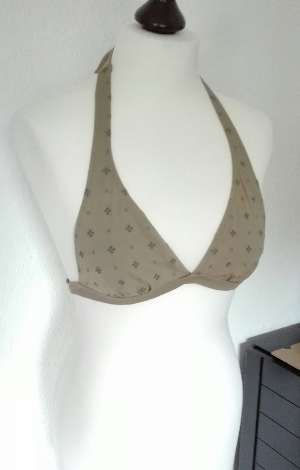 Beige-Türkiser Bikini mit Details