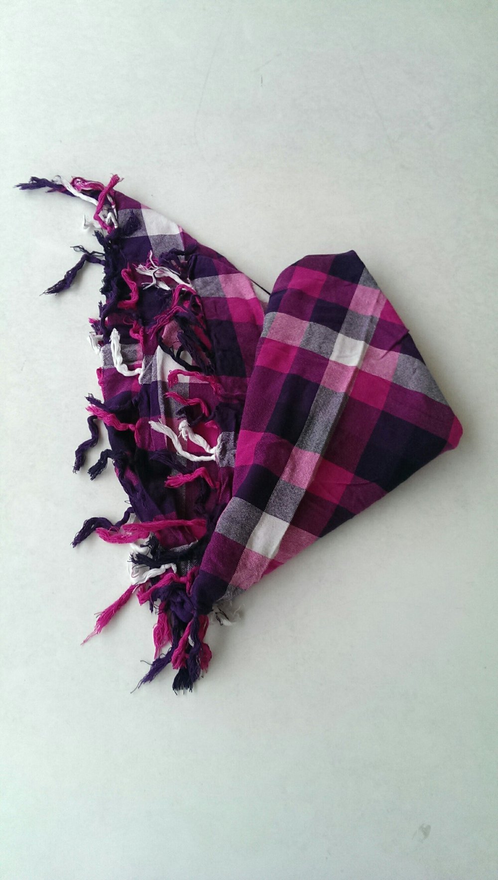 Lila-pink karierter Schal mit Fransen