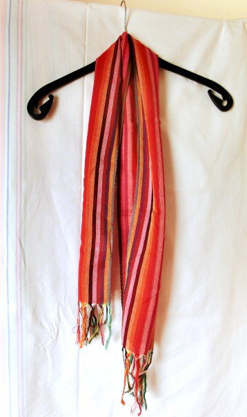Schal dünnes Gewebe, blickdicht, rot orange schwarz lila weiß grau bunt gestreift, mit Fransen Hipster