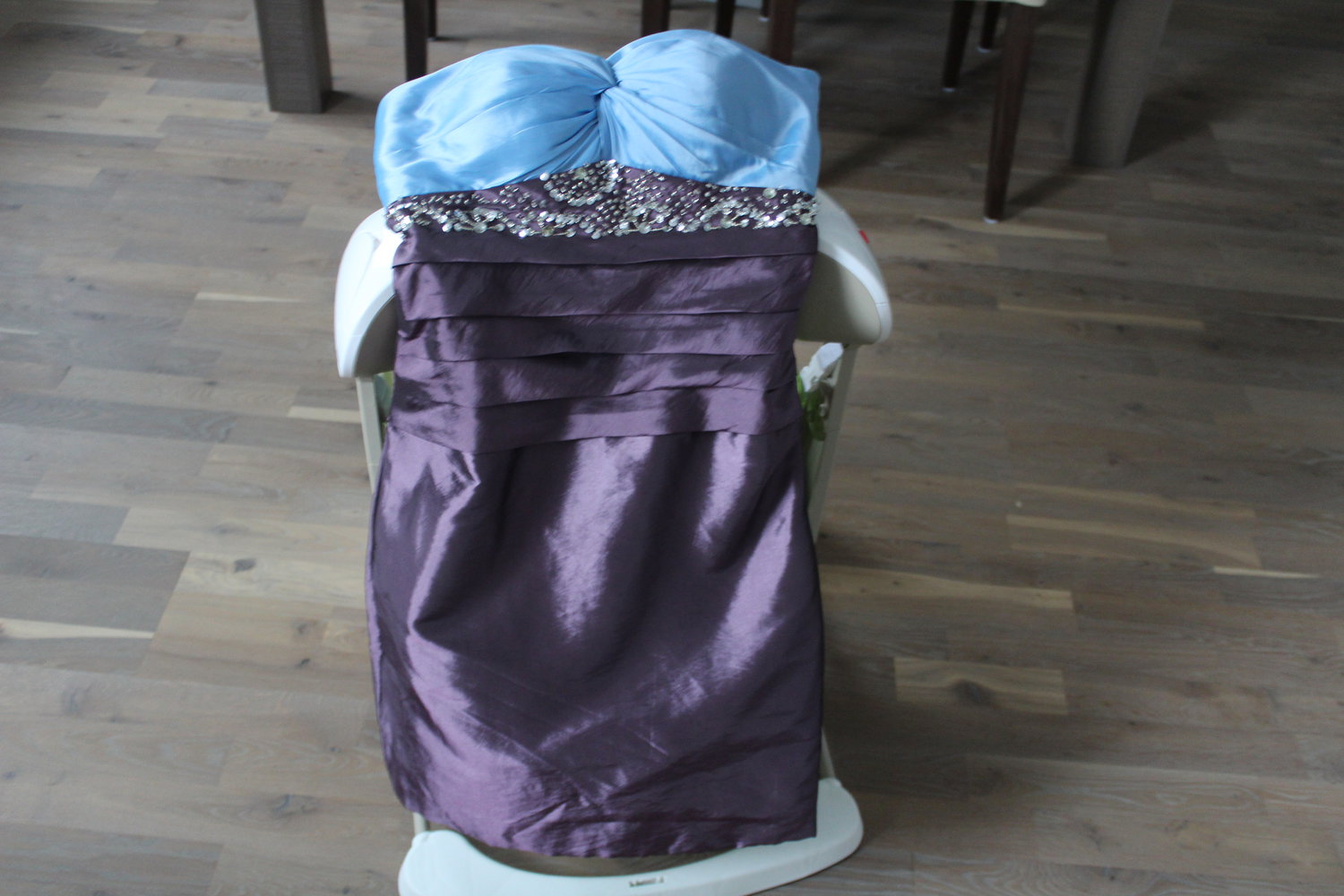 wunderschönes trägerloses Abendkleid