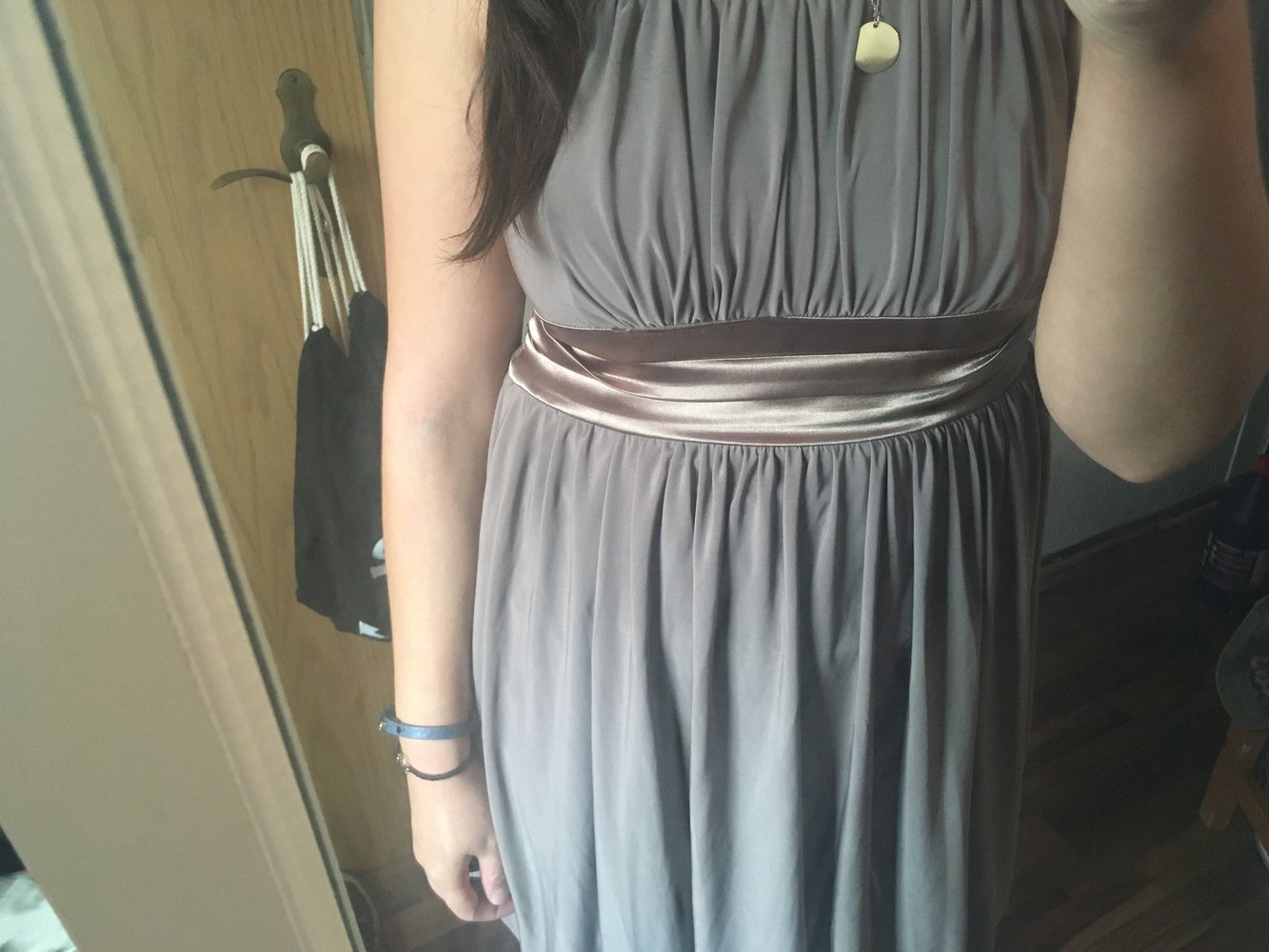 Kleid in taupe