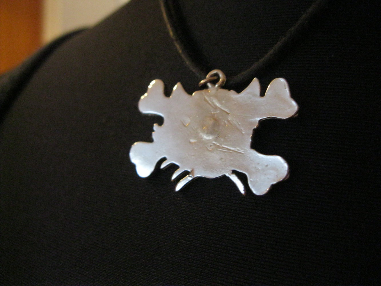  Kitty Kettenanhänger Cross bone 