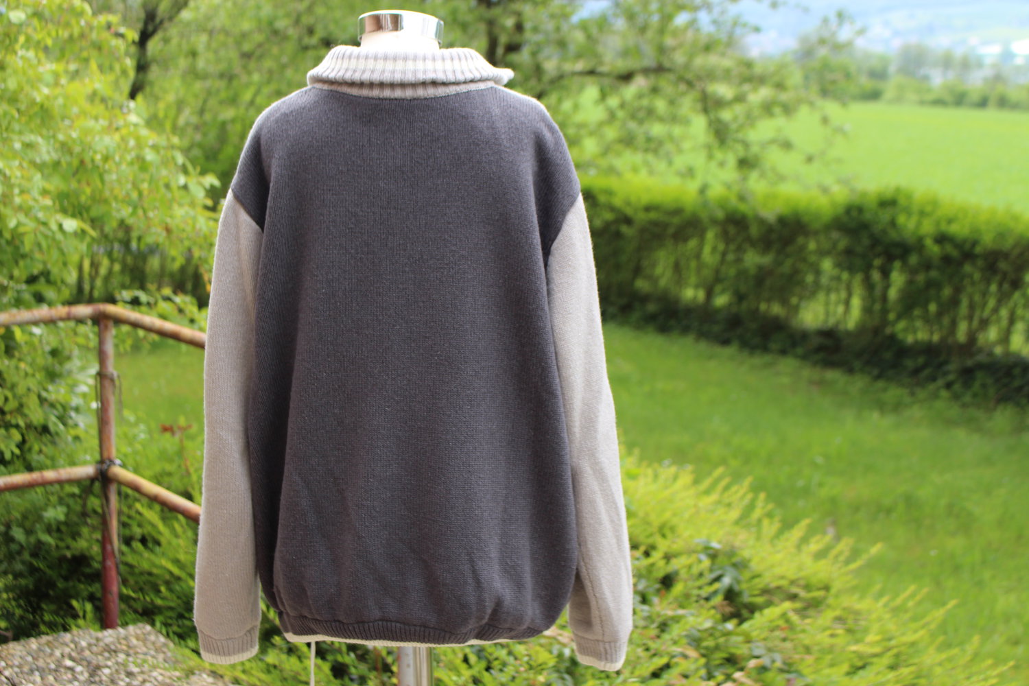 Grauer Pulli von Angelo Muroni