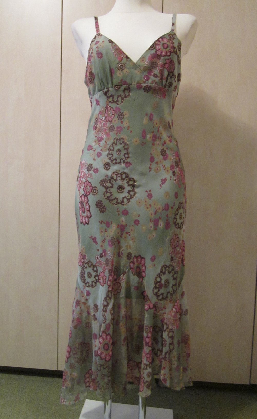 Luftiges Sommerkleid mit asymmetrischem Volant