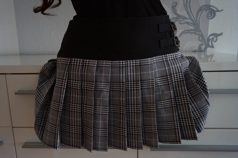 Toller kurzer Faltenrock Old School mit Schnallen Schwarz Grau L 40 Karo Neu