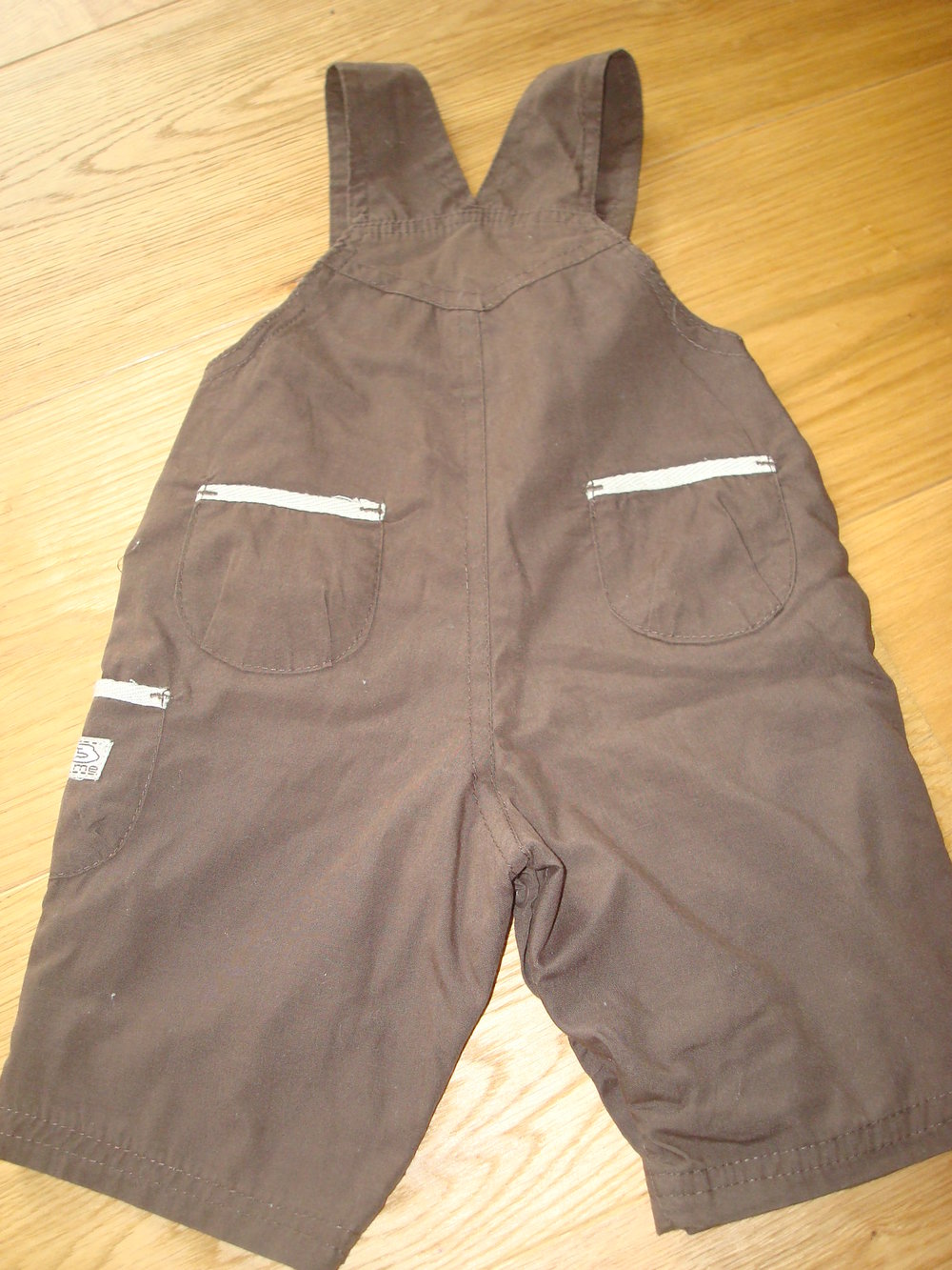 süße Latzhose für kleine Jungen