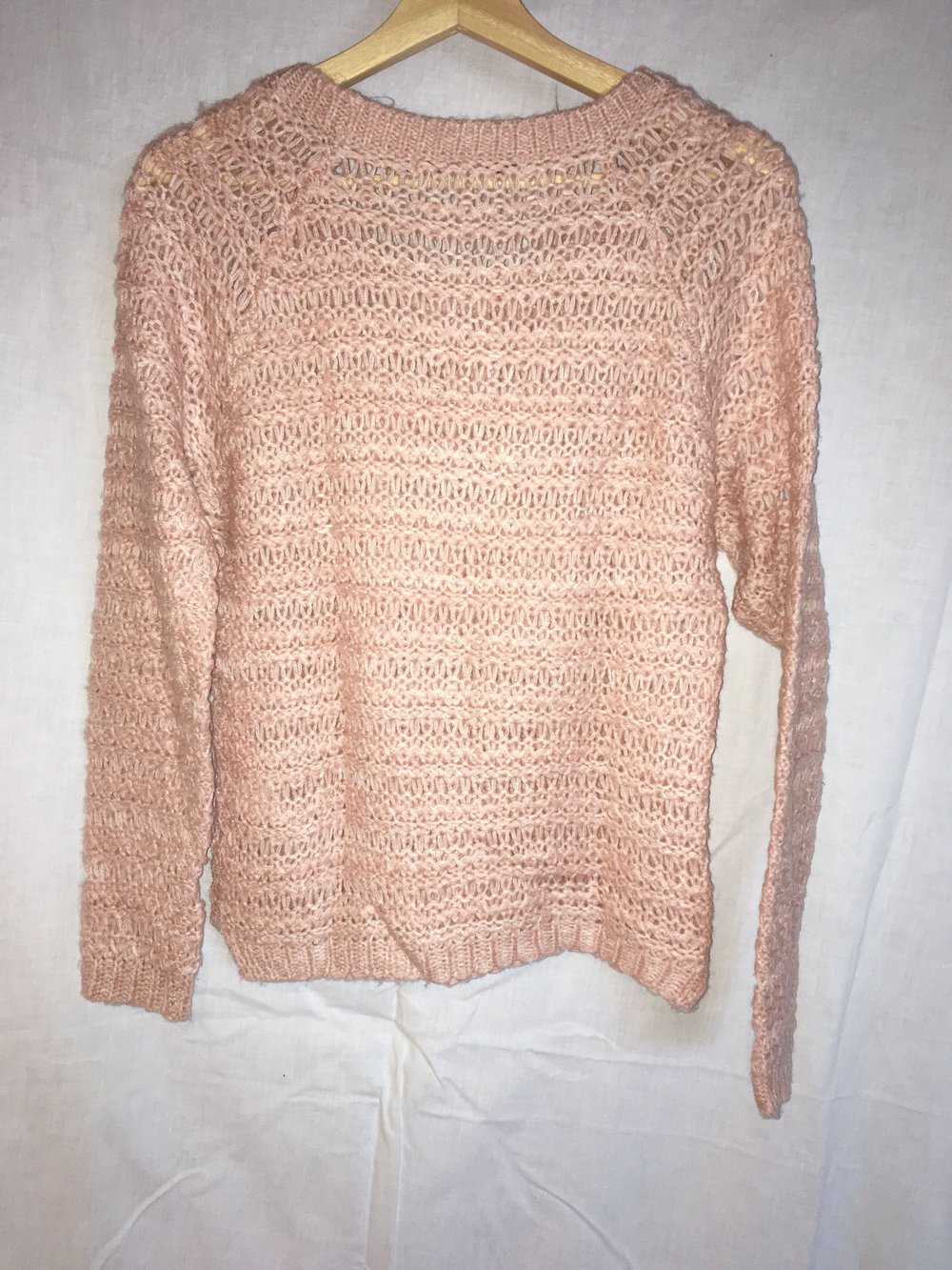 rosa gelöcherter Pullover