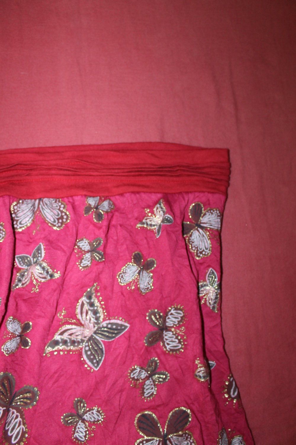 Schulterfreues Top mit Schmetterlingen in weinrot